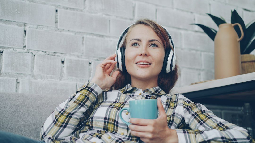 Frau hört entspannt eine Audioübung